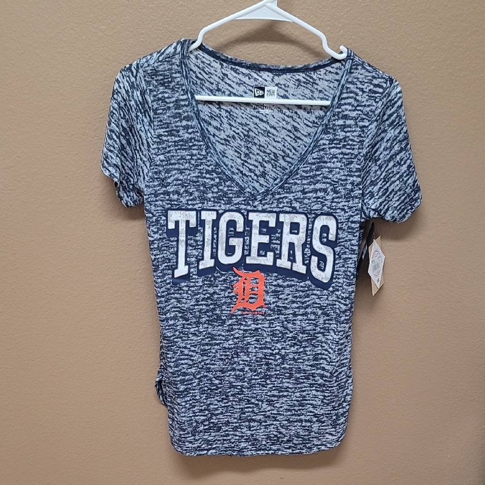 NWT New Era Tigers V-Neck Tee ⚾️